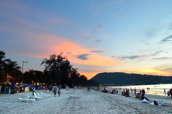 Gün batımında patong beach, phuket, Tayland — Stok fotoğraf