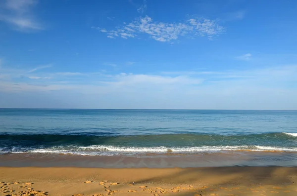 Beautiful beach with blue sky at Mai khao beach, Phuket, Thailand — Stock Photo, Image