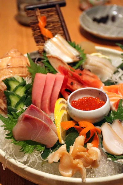 Um prato colorido de sushi sashimi — Fotografia de Stock