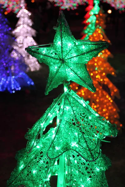 Рядки барвистих світлодіодних дерев прикраси — стокове фото