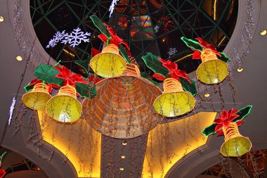 Noel için ışıklı sokak