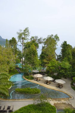 sandalye ve şemsiye yan Yüzme Havuzu