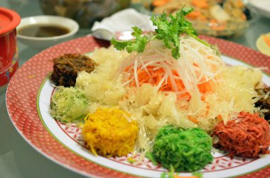 Özel yemek sırasında Çin yeni yılı denilen Yusheng ya da Yee San