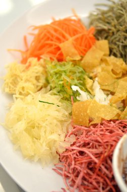 Özel yemek sırasında Çin yeni yılı denilen Yusheng ya da Yee San