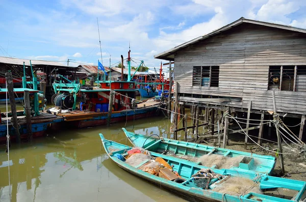 Colorido barco de pesca chino descansando en un pueblo de pescadores chinos Sekinchan, Malasia —  Fotos de Stock
