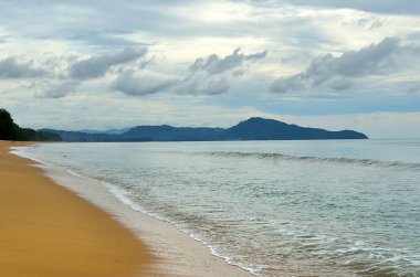 Mai khao beach, Phuket, Tayland, mavi gökyüzü ile güzel bir plaj