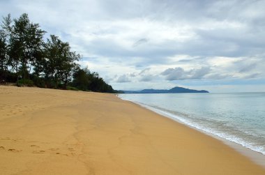 Mai khao beach, Phuket, Tayland, mavi gökyüzü ile güzel bir plaj