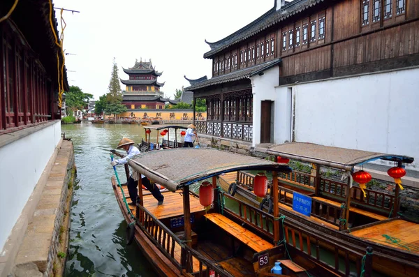 Antiguo pueblo por río en Shanghai con barco —  Fotos de Stock