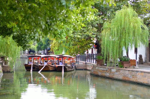 Oude dorp door rivier in shanghai met boot — Stockfoto