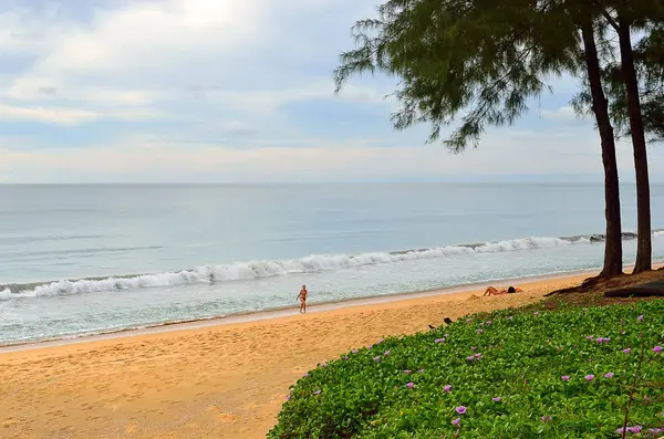 Hermosa playa con cielo azul en la playa de Mai khao, Phuket, Tailandia —  Fotos de Stock