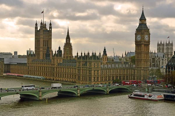 Велика лава і будинки парламенту, Лондон, Великобританія — стокове фото