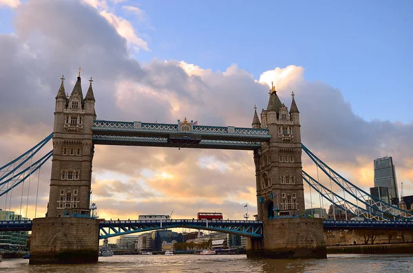 Tower Bridge en Londres, Reino Unido — Foto de Stock