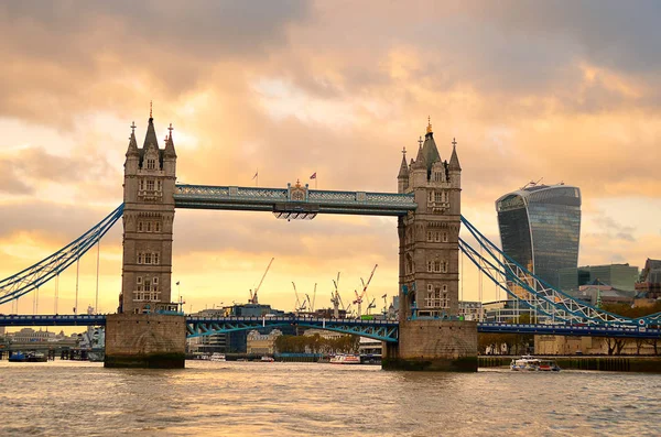 Tower Bridge i London, Storbritannien — Stockfoto