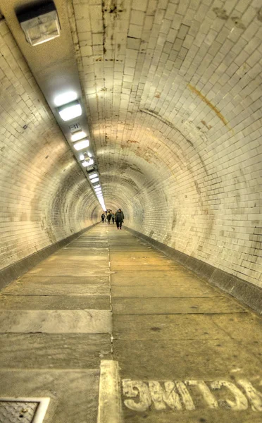 格林威治脚隧道穿越之下在东伦敦的泰晤士河畔在南部与狗岛向北连接格林威治 — 图库照片