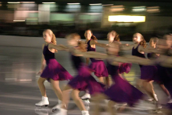 Imagem de stock de patinadores de gelo em movimento — Fotografia de Stock
