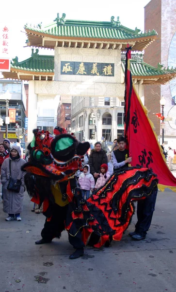 Baile del león en Chinatown, Boston durante la celebración del Año Nuevo Chino — Foto de Stock