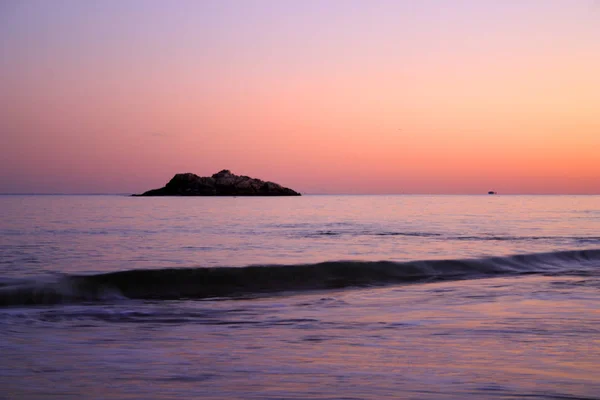 Singender Sonnenuntergang am Strand — Stockfoto
