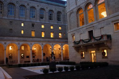 Boston Halk Kütüphanesi Amerika Birleşik Devletleri'ndeki en büyük belediye Halk Kütüphanesi sistemlerinden biridir