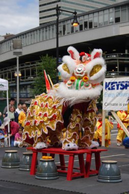 Çin mahallesinde, Boston Çin Yeni Yılı kutlamaları sırasında aslan dansı