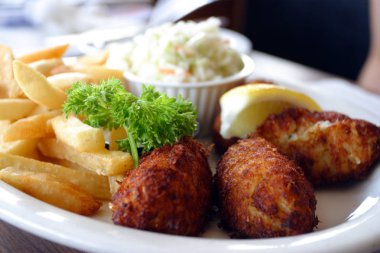 ekmekli scampi kuyrukları salata yaprakları ile