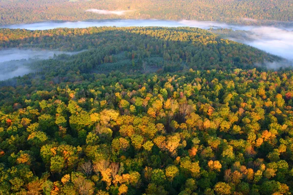 An aerial view of a hot air balloon floating over the Vermont country side — Stock Photo, Image