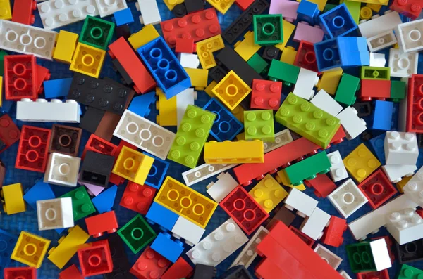 Brinquedo blocos de plástico coloridos — Fotografia de Stock