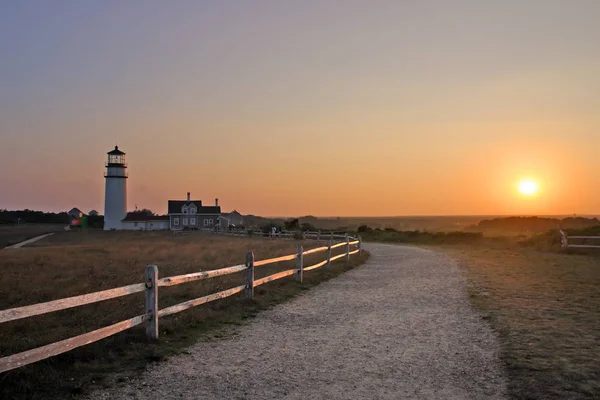 Światło punktowe wyścigu jest zabytkowej latarni morskiej na Cape Cod w stanie Massachusetts — Zdjęcie stockowe