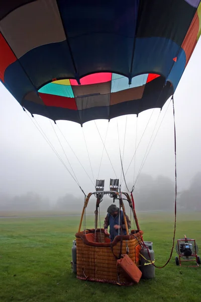 Balões coloridos de ar quente que se preparam para o voo em Vermont — Fotografia de Stock