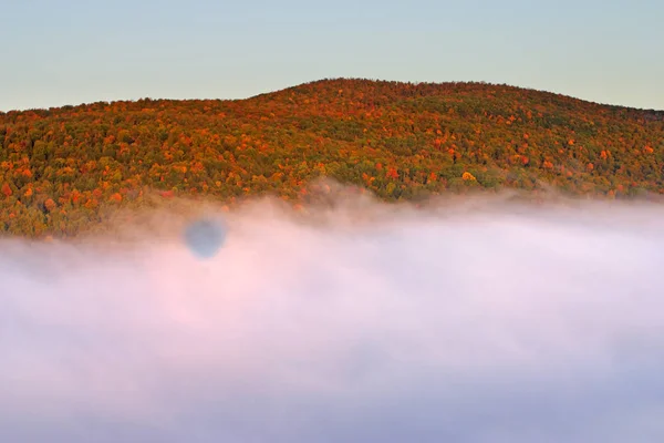 Luftaufnahme eines Heißluftballons, der über der Landschaft von Vermont schwebt — Stockfoto