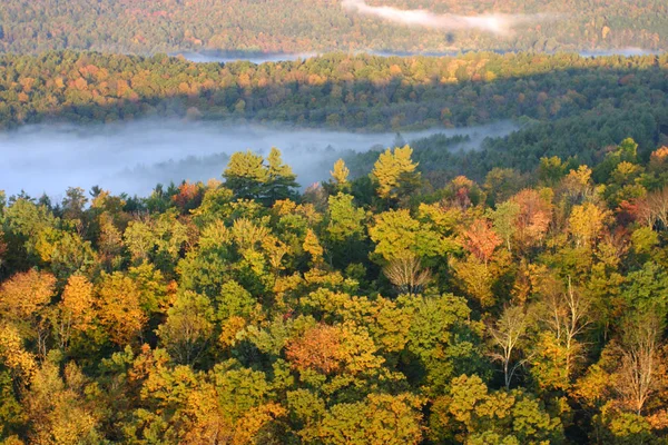 Uma vista aérea de um balão de ar quente flutuando sobre o lado do país de Vermont — Fotografia de Stock