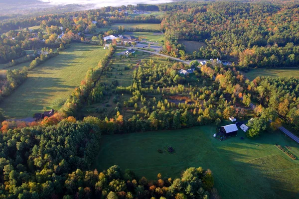 Uma vista aérea de um balão de ar quente flutuando sobre o lado do país de Vermont — Fotografia de Stock