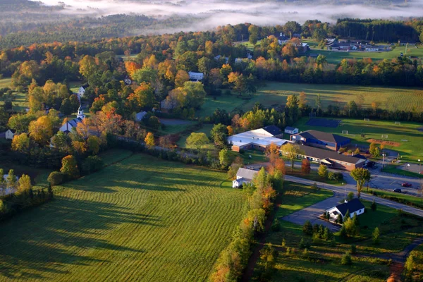 Uma vista aérea de um balão de ar quente flutuando sobre o lado do país de Vermont — Fotografia de Stock