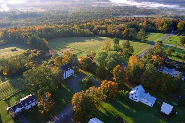 Widok z lotu ptaka z balonem unosząca się nad wioseczka Vermont — Zdjęcie stockowe