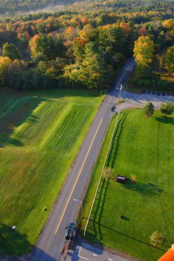 Vermont ülke tarafında üzerinde yüzen bir sıcak hava balonu bir havadan görünümü