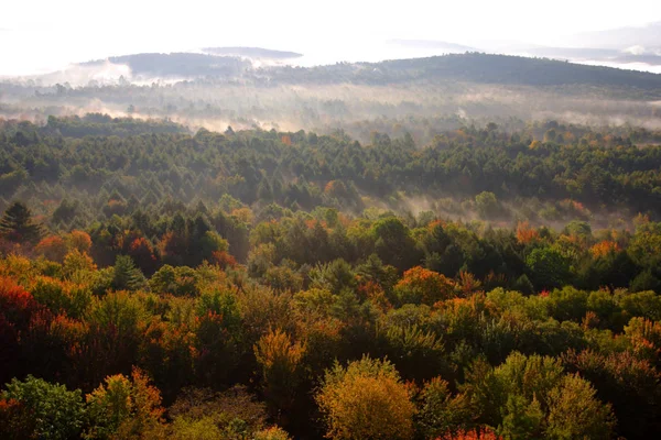 Vermont ülke tarafında üzerinde yüzen bir sıcak hava balonu bir havadan görünümü — Stok fotoğraf