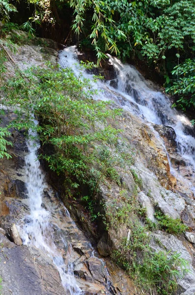 Wasserfall im malaysischen tropischen Dschungel — Stockfoto