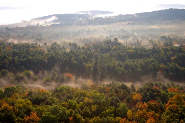 Vermont ülke tarafında üzerinde yüzen bir sıcak hava balonu bir havadan görünümü — Stok fotoğraf