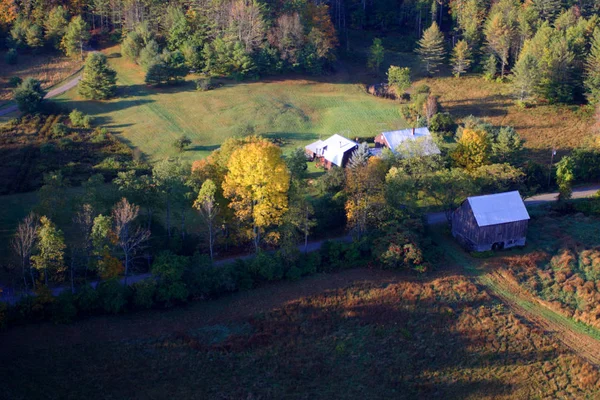 Una vista aérea de un globo aerostático flotando sobre el campo de Vermont —  Fotos de Stock