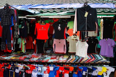 Petaling Street sahte Giysi, saatler ve ayakkabı uzmanlaşmış uzun bir pazardır. Ünlü turistik