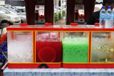 Petaling Street sahte Giysi, saatler ve ayakkabı uzmanlaşmış uzun bir pazardır. Ünlü turistik