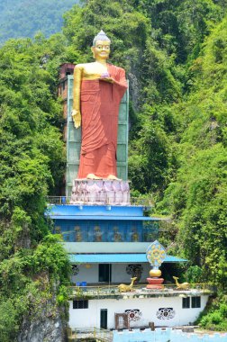 Perak Tambun Tibetian Tapınağı, olarak da bilinen Jingang Jing o yerli tarafından tatlı vadiler, meyve bahçeleri ve kireçtaşı tepenin muhteşem parametreleri tarafından çevrilidir