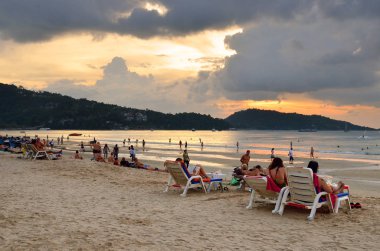 gün batımında patong beach, phuket, Tayland