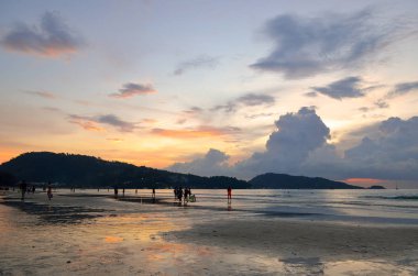 gün batımında patong beach, phuket, Tayland