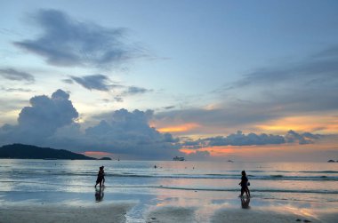 gün batımında patong beach, phuket, Tayland