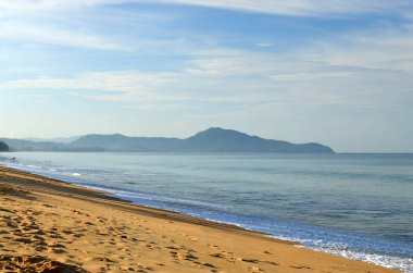 Mai khao beach, Phuket, Tayland, mavi gökyüzü ile güzel bir plaj