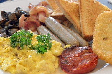 Kızarmış sandviç Fransız friee ile servis