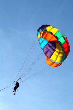 Bir deniz üzerinde paraşütle atlama