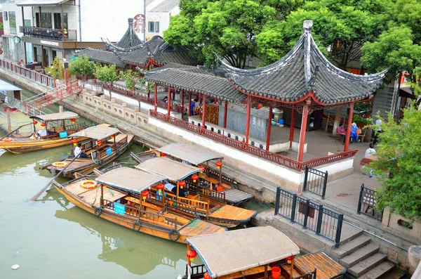 Antiguo pueblo por río en Shanghai con barco —  Fotos de Stock