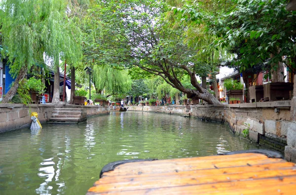 Antiguo pueblo por río en Shanghai con barco — Foto de Stock