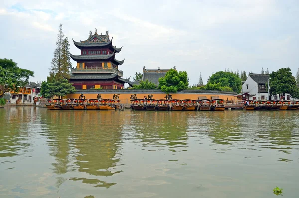 Stará vesnice řeky v Šanghaji s lodí — Stock fotografie